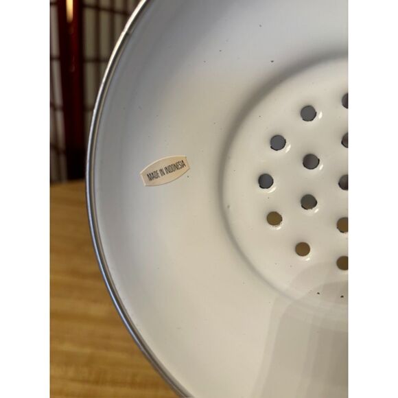 Pfaltzgraff Christmas Heritage Holly Berry Enamel and Metal Colander 8 3/4" - Picture 7 of 7